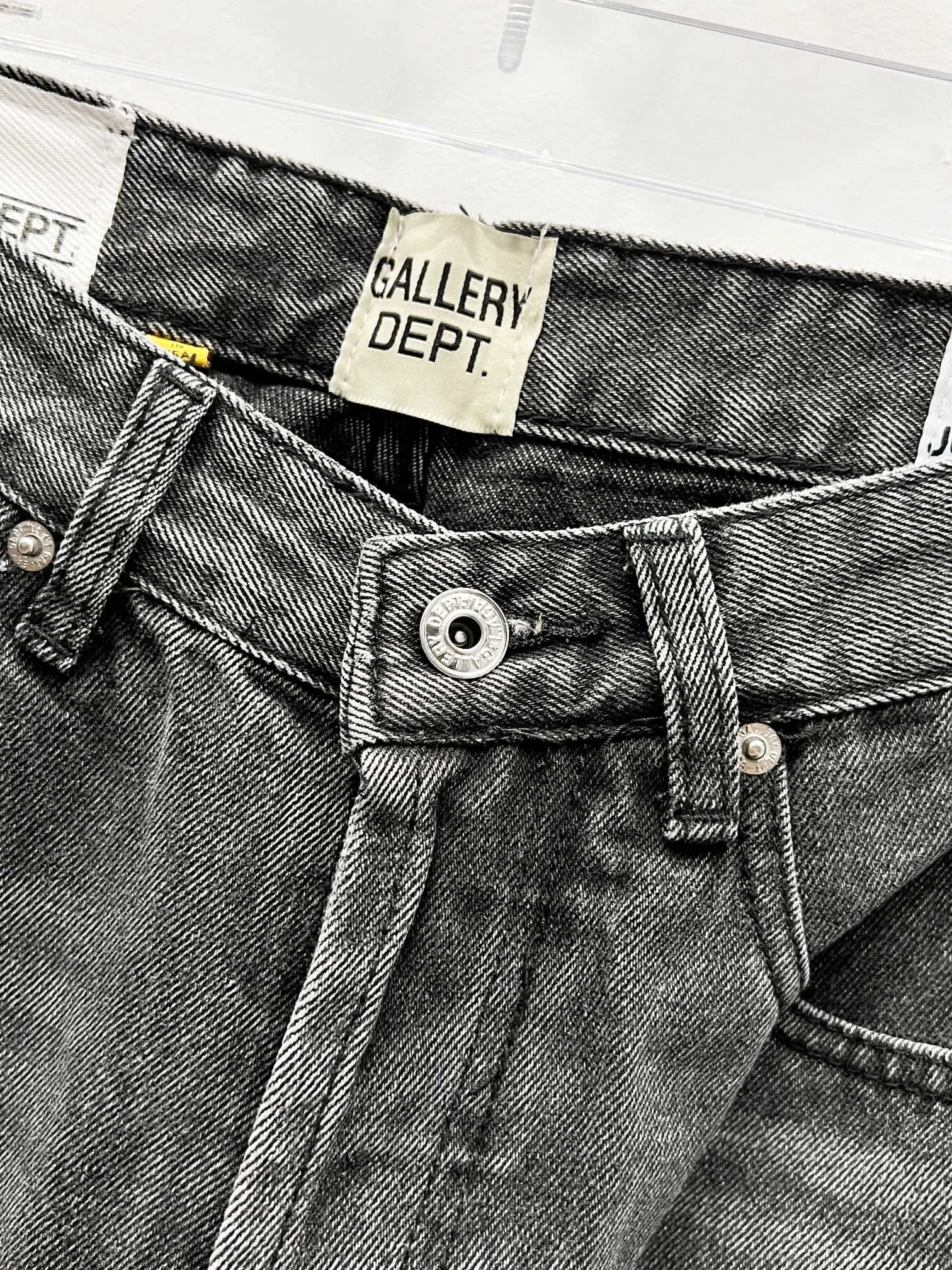 P250 Style No.: (c064) GALLERY DEPT & Chrome hearts Spliced cross loose washed flared jeans to truly restore the ultimate vintage texture. The original hardware accessories, washed and other elevators, QR code analysis are all purchased from the original factory, with a high degree of restoration. You are welcome to compare with a certain product ~ Three-dimensional version Loose and comfortable, not picky about the body shape, taller and slimmer, factory Seiko, original quality control, same style for men and women, can be matched with couples, versatile recommendation Jeans that are a must-have for all seasons. Trendy people have been disappointed. From the quality selection of fabrics, the tailoring of details, and the matching of patterns, they are all impeccable! The upper body is so handsome when worn...it can be easily worn by men, women and children! The craftsmanship uses heavy-duty washed pure cotton denim fabric. After washing, it is soft and thick. It is very stylish when worn on the body. Size: 28, 30, 32, 34, 36 (S-XXL) Color: Stitching